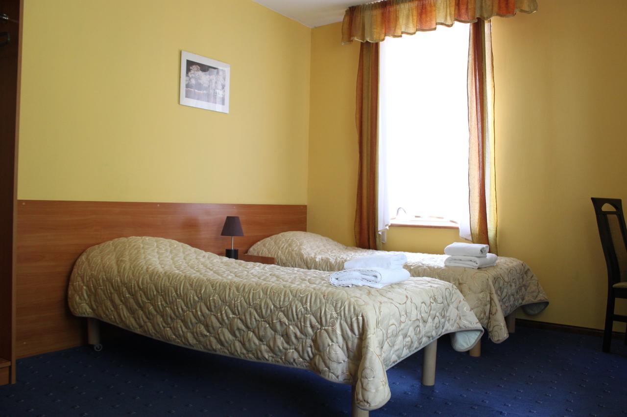 Hotel Pod Jeleniem Tuchola Buitenkant foto